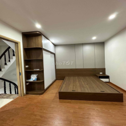 Cho thuê Nhà Hào Nam.(kinh doanh-  5 phòng ngủ).S:40m. 4T.16 tr/tháng