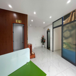 Cho thuê văn phòng góc 2 mặt tiền đường lớn giá 14tr - Vạn Phúc City