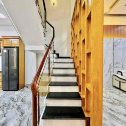 Cho Thuê Nhà Mới DT 230m2 1Trệt 3Lầu 4Pn 5Wc Sẵn Nội Thất Mới Đẹp