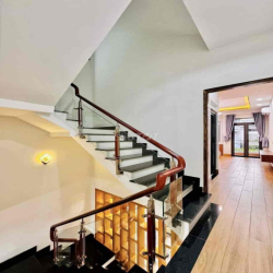 Cho Thuê Nhà Mới DT 230m2 1Trệt 3Lầu 4Pn 5Wc Sẵn Nội Thất Mới Đẹp