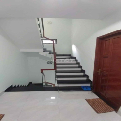 Cho thuê nhà MT gần khu sân bay 4,5x15 3 lầu 4pn 4wc nhà mới sạch sẽ