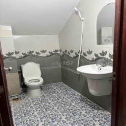 CHO THUÊ NHÀ TRỆT LỬNG LẦU KDC 586 SAU LƯNG BỆNH VIỆN HOÀN MỸ 8TR