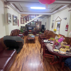 Cho thuê nhà mặt tiền đường Lên thánh tôn