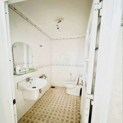 Nhà sạch sẽ,dt 4*16m,3pn,gác đúc lững