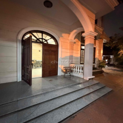 Cho thuê biệt thự Pháp cổ 300 m ngay sau Gigamall.