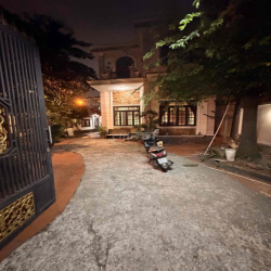 Cho thuê biệt thự Pháp cổ 300 m ngay sau Gigamall.