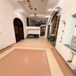 Cho thuê biệt thự Pháp cổ 300 m ngay sau Gigamall.