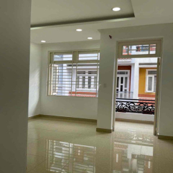 Nhà kế Vạn Phúc City xe hơi đậu trong nhà