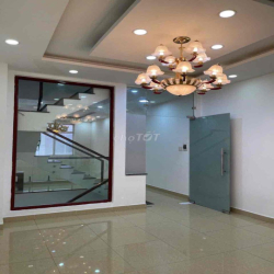 Nhà kế Vạn Phúc City xe hơi đậu trong nhà