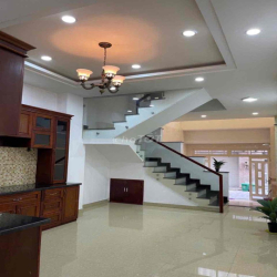 Nhà kế Vạn Phúc City xe hơi đậu trong nhà