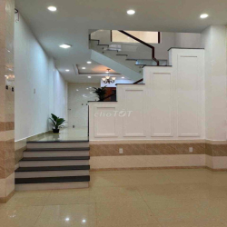 Nhà kế Vạn Phúc City xe hơi đậu trong nhà