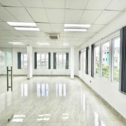 cho thuê văn phòng tại Thái Hà 90m2 giá 17t lô góc full kính cực đẹp