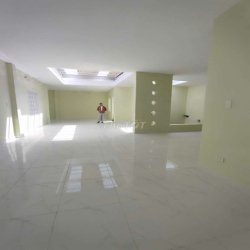 Cho thuê nhà góc 2MT khu tên lửa dt 10*2
