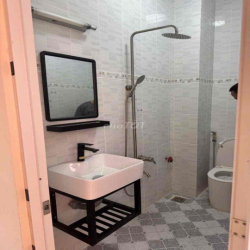 Hẻm An Duong Vương Giáp Tên Lửa 4x16, 3 Lầu