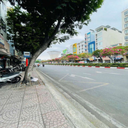 Mặt tiền sầm uất 40 Hoàng Diệu Q4 gần cầu Khánh Hội