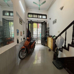 Cho thuê nhà ngõ 2 phố Hoàng Sâm, Dt 40m2 x 4 tầng 1 tum, đường 8m 