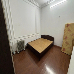 Cho thuê nhà ngõ 2 phố Hoàng Sâm, Dt 40m2 x 4 tầng 1 tum, đường 8m 