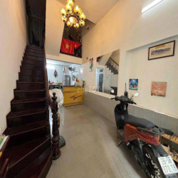 Cho thuê nhà ngõ 2 phố Hoàng Sâm, Dt 40m2 x 4 tầng 1 tum, đường 8m 