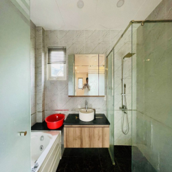 🔥🔥NHÀ PHỐ LIỀN KỀ 1 TRỤC HXH SÁT MT🔥TRỆT LỬNG 3 LẦU (5PN) VỊ TRÍ ĐẸP🔥🔥