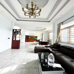 Cho Thuê Biệt Thự Sân Vườn DT 10x40m 1Trệt 1Lầu 4Pn 3Wc Hẻm Thông Tải