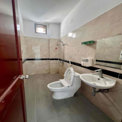 Cho Thuê Biệt Thự Sân Vườn DT 10x40m 1Trệt 1Lầu 4Pn 3Wc Hẻm Thông Tải