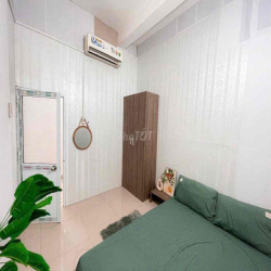 Ngay Công Viên Hoàng Văn Thụ 2p ngủ 55m2 Ban Công