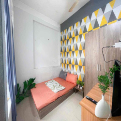 Ngay Công Viên Hoàng Văn Thụ 2p ngủ 55m2 Ban Công