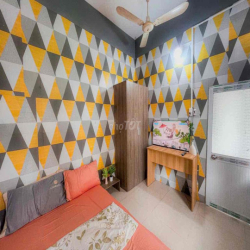 Ngay Công Viên Hoàng Văn Thụ 2p ngủ 55m2 Ban Công