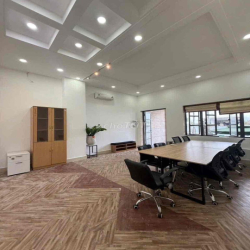 cho thuê nguyên tầng trệt 5x20 giá 13triệu có bàn ghế làm việc máy lan