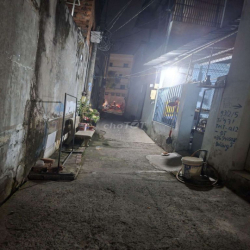 cho thuê nhà  lầu 4,5×14 có lầu đẹp 2pn 2wc xe hơi đậu cửa giá 6tr