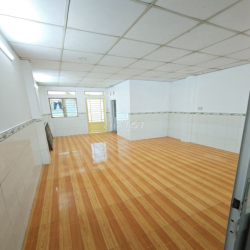 Cho thuê nhà 4x31m có lầu, 3 nhà vệ sinh, sẵn điện NLMT và 3 pha