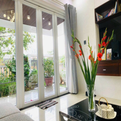 Cho thuê nhà mặt tiền rộng, có sân vườn