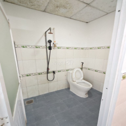 Cho thuê nhà 4x31m có lầu, 3 nhà vệ sinh, sẵn điện NLMT và 3 pha