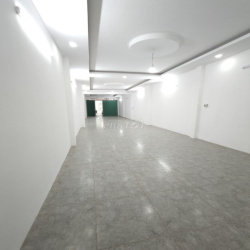 Cho thuê nhà 4x31m có lầu, 3 nhà vệ sinh, sẵn điện NLMT và 3 pha