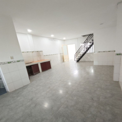 Cho thuê nhà 4x31m có lầu, 3 nhà vệ sinh, sẵn điện NLMT và 3 pha