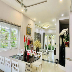 Cho thuê nhà mặt tiền rộng, có sân vườn