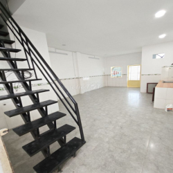 Cho thuê nhà 4x31m có lầu, 3 nhà vệ sinh, sẵn điện NLMT và 3 pha