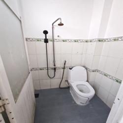 Cho thuê nhà 4x31m có lầu, 3 nhà vệ sinh, sẵn điện NLMT và 3 pha