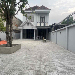 Cho Thuê Biệt Thự (Như Hình) DT:375m2 - Xây 1 Trệt 1 lầu  Có 5 PNgủ- 5