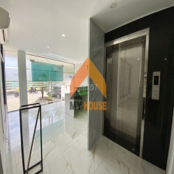 HÀNG HIẾM GIÁ RẺ TÒA VP TRỐNG SUỐT CÓ THANG MÁY SAU LƯNG METRO Q2