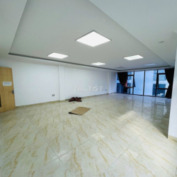 Tòa nhà văn phòng tại Cầu Giấy rộng 70m2 x 7 tầng thông sàn thang máy