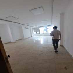 Tòa nhà văn phòng tại Cầu Giấy rộng 70m2 x 7 tầng thông sàn thang máy