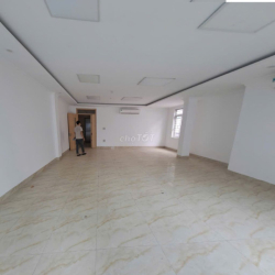Tòa nhà văn phòng tại Cầu Giấy rộng 70m2 x 7 tầng thông sàn thang máy