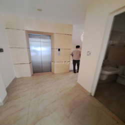 Tòa nhà văn phòng tại Cầu Giấy rộng 70m2 x 7 tầng thông sàn thang máy