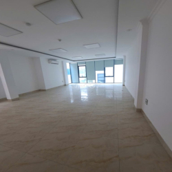 Tòa nhà văn phòng tại Cầu Giấy rộng 70m2 x 7 tầng thông sàn thang máy