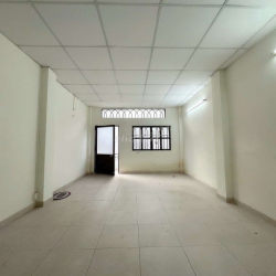 Cho Thuê Gấp 82/2A Cmt8, QTB Ngay Ngã Ba Chấn Hưng,Giá 12 Triệu/Tháng 