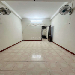 Cho Thuê Gấp 82/2A Cmt8, QTB Ngay Ngã Ba Chấn Hưng,Giá 12 Triệu/Tháng 
