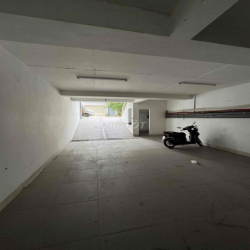 Cho thuê nguyên căn 7 tầng thang máy Phúc Lợi- hầm để xe-23 tr/thg