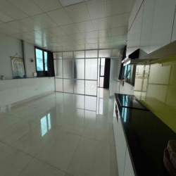 Cho thuê nguyên căn 7 tầng thang máy Phúc Lợi- hầm để xe-23 tr/thg