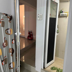 trống lại căn studio cửa sổ trời  lâu 1 ngay cầu Bông